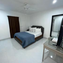 bedroom with sharing bathroom, hotel em Boca Raton