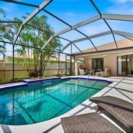 Cozy 3BR Gulf Coast house with heated pool, hotel i Englewood