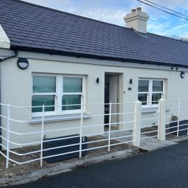 1 Quay Cottages Relaxing 3 bedroom on Sea-Front، فندق في Killala