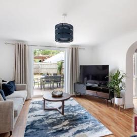Guildford - 3 Bedroom House - Driveway Garden