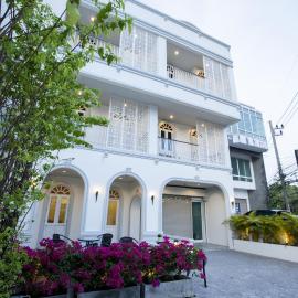 Number 4 Phuket, hotel in Nai Harn Beach