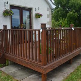 Carrick Cove self contained accomodation with private decking, hotel in Annalong