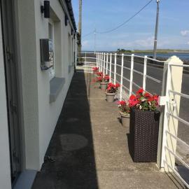 2 Quay Road, Killala. Stunning Sea Front Cottage، فندق في Killala