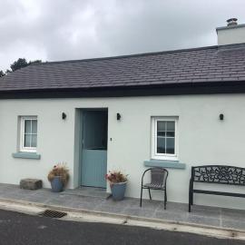 3 Quay Cottage Killala. Luxury Sea-Front Cottage، فندق في Killala
