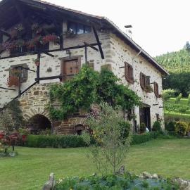 caserio vasco con piscina y barbacoa, hotel em Orozko