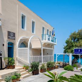 Captain's House Hotel Suites & Apartments, хотел в Панормос Ретимно