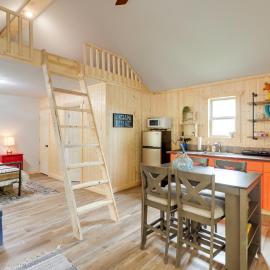 Beautiful Studio Cabin Near Greers Ferry Lake!, hotelli kohteessa Fairfield Bay
