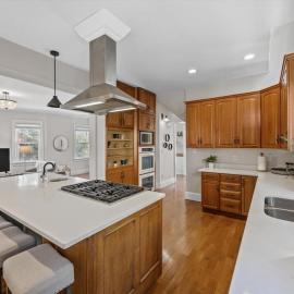 Deluxe 6 Bedroom 3 Min to Downtown w 2-car Driveway