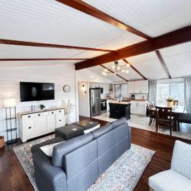 8th Street Haven - 3 bedroom House in DT Hamilton, hotel a Hamilton