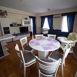 Lovely 2-bedroom condo with private garage, hotel en Budva