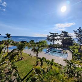 Ocean Point Beach Front Apartment, hotel di Pointe aux Piments