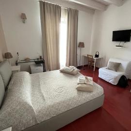 Yhomisus, hotel em Comiso