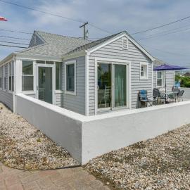 Cozy Westbrook Vacation Rental - Walk to Beach!, hotel in Westbrook
