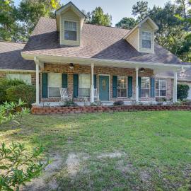 Charming Diamondhead Home w/ Private Yard!, hotelli kohteessa Diamondhead