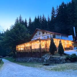 Barlogul din Vidraru, Hotel in Curtea de Argeş