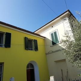 La casa gialla del Ristoro Agricolo Vecchiano，韋基亞諾的飯店