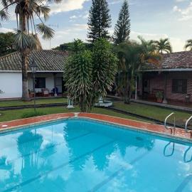Hermosa y tranquila finca con piscina, מלון בGinebra