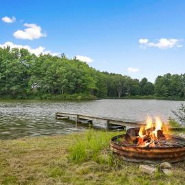 LAKEFRONT PARADISE 4 bedroom Home w direct lake access, Pets OK