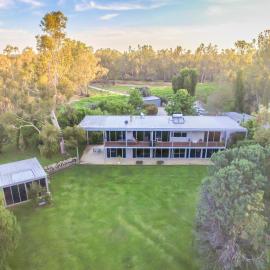 Cape Horn Vineyard 5 Bedroom Riverfront House on Working Vineyard, hotel a Echuca