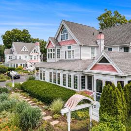 Yelton Manor Bed and Breakfast, hotel in South Haven