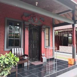 Hotel Lestari, מלון בגילימנוק
