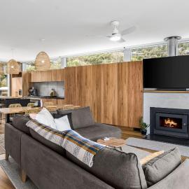 Six Degrees - beach across the road: Wye River şehrinde bir otel
