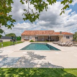 Villa New Life Zadar โรงแรมในซูโกชัน