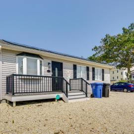 Charming Beach Haven West Home: 1 Mi to Beach!, hotel u gradu Manahokin