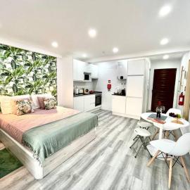 New-Romantic studio near the beach!, hotel a Paço de Arcos