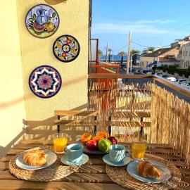 Beach flat with terrace, hotel in Sant Salvador