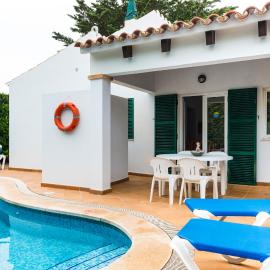 Apartchalet villas Elvira. Villa B, hotel in Son Carrio