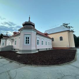 Kaštieľ Ladce, hotel a Ladce