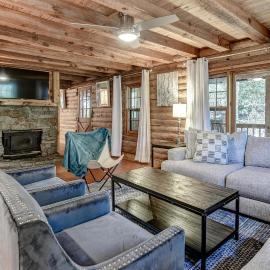 Charming Renovated Cabin with Fireplace, готель у місті Arden