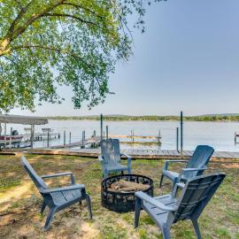 Waterfront Lodi Vacation Rental on Lake Wisconsin!, ξενοδοχείο σε Lodi