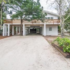 Cozy Beach House Steps from the Shore: 4 Bedroom, hotel in Pawleys Island