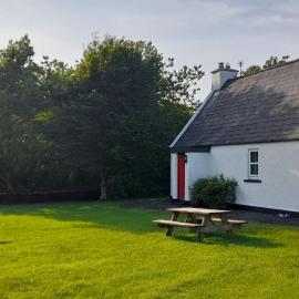 Daffodil Cottage 2 Bedroom, hotel a Louisburgh