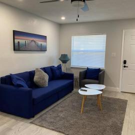 Charming 2-Bedrooms Central Clearwater Apartment With Private Backyard, hotel in Clearwater