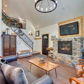 Unwind in Cle Elum: Hot Tub & Cozy Fireplace!