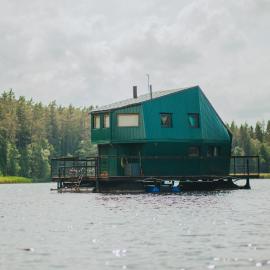 Floating guest house Musters, ξενοδοχείο σε Paķules