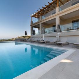 Sky View Suites Kefalonia، فندق في Vovikes