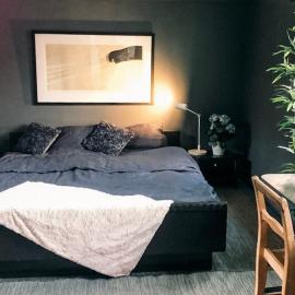 Solrik hytte med tilgang til brygge og stor hage, khách sạn ở Risør
