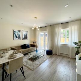 Newbuild, 3 Bedroom house with free parking, Hotel in Aldershot