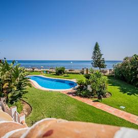 Luxury 2 bedroom beachfront apt in Bali-Boho style, hotel in Mijas Costa