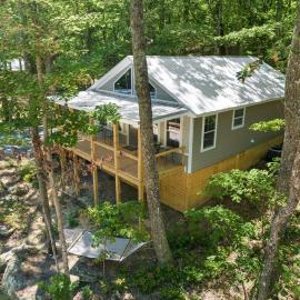 The Otter Box Cabin - 92 Acres Beside DeSoto State Park, hotel a Fort Payne