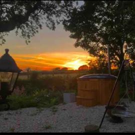 Nefoedd Romantic Shepherds Hut、スウォンジーのホテル