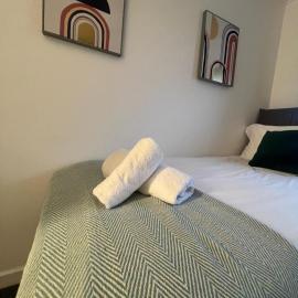 3 Bed - Parking - Smart TV's - Great for Groups