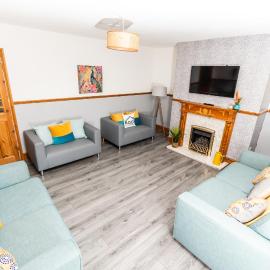 Greenbourne - 4 bedrooms Sleeps 8 free parking, Hotel in Gateshead