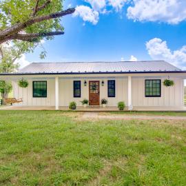Modern Altavista Farmhouse w/ Countryside Views, ξενοδοχείο σε Altavista