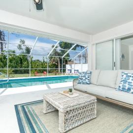 Beautiful Spacious Home! Close to Beaches - HEATED Private Pool, Hotel in Englewood