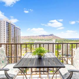 Diamond Head views retreat with pool, parking & near Waikiki beach